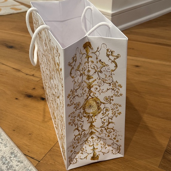 Dior White & Gold Bag + 2026 HNY Card + Receipt card and tissue paper - Picture 3 of 4